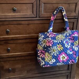 Large Vera Bradley tote in beautiful floral print!